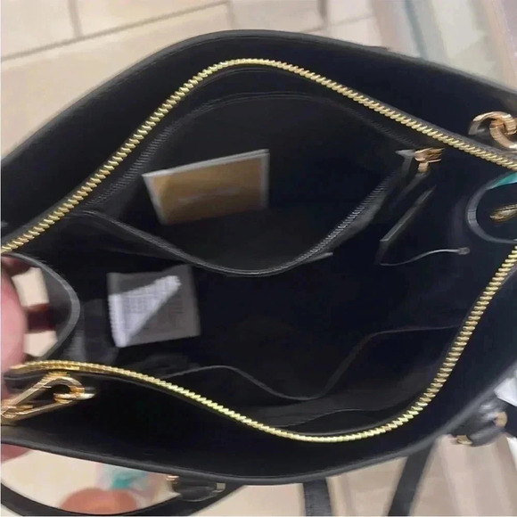 Michael Kors Sheila Medium Center Zip Satchel
Crossbody Bag
NWT - Picture 7 of 16